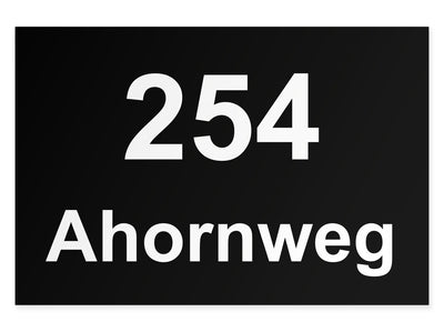 hausnummernschild-mit-strasse-unten-weiss-auf-schwarz-querformat-modern