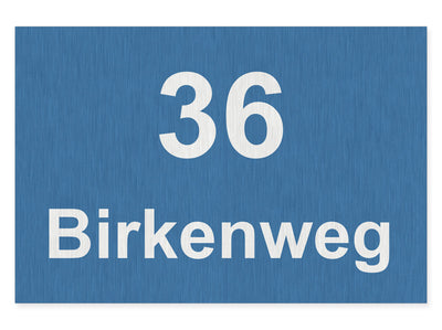 hausnummernschild-mit-strasse-unten-edelstahl-gebuerstet-optik-blauer-hintergrund-querformat-modern